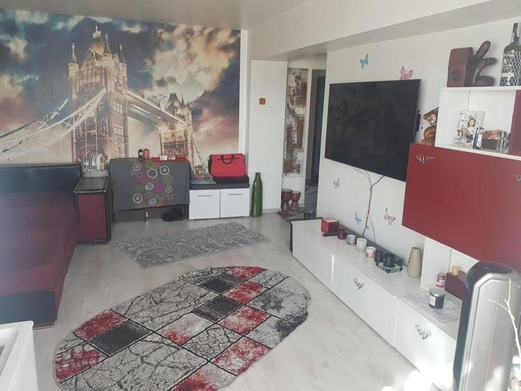 Apartament cu 3 camere decomandat, mobilat în Apollo