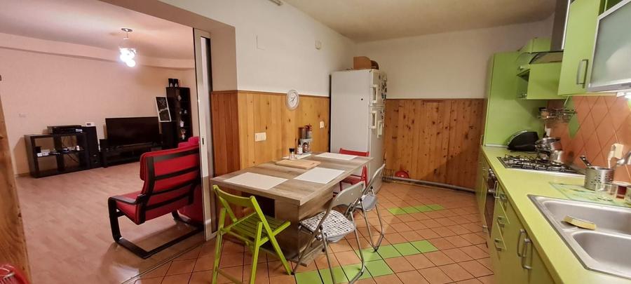 Casă individuală cu 4 camere cu Canalizare în Obor