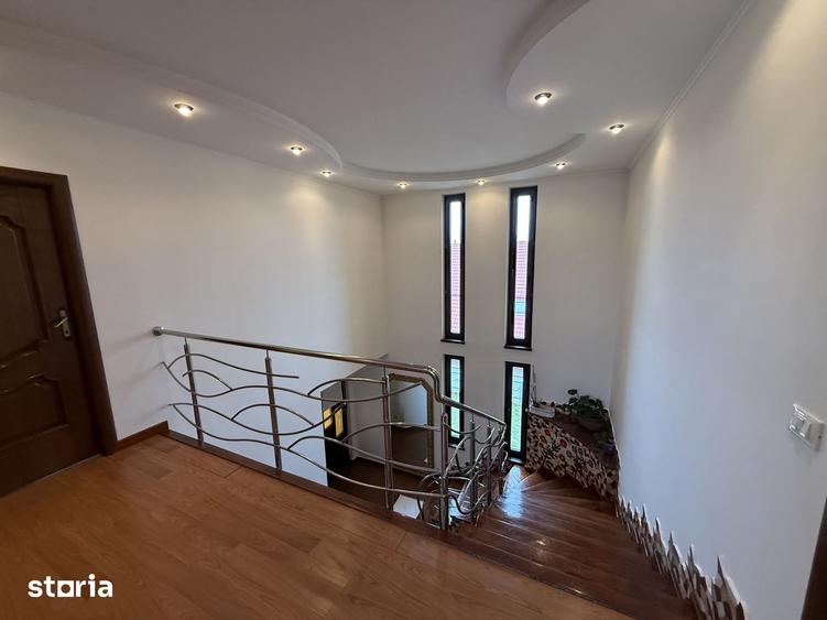 Casă cu 9 camere cu Teren 1200 Mp în Curtești
