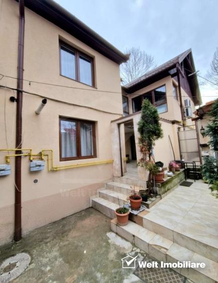 Casă individuală cu 7 camere cu Canalizare în Central