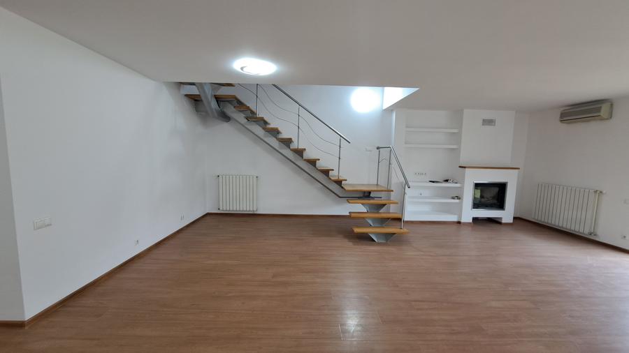 Casă cu 6 camere cu Piscina în Central