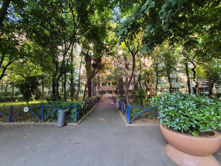 Apartament cu 3 camere semidecomandat în Berceni