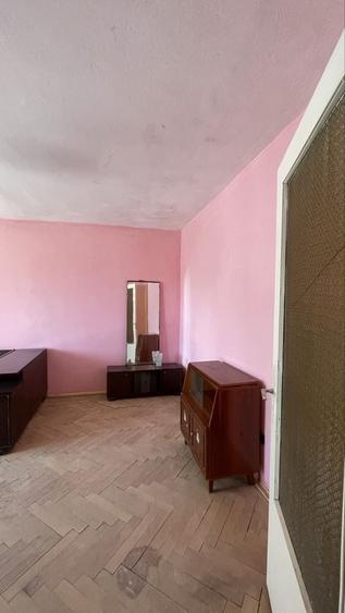 Apartament cu 3 camere decomandat în Baru