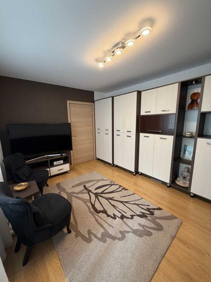Apartament cu 3 camere semidecomandat în Dosu Bricii