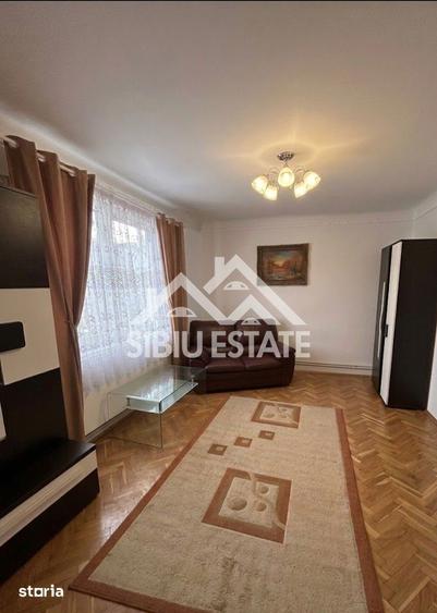 Casă cu 8 camere cu Teren 950 Mp în Calea Poplăcii