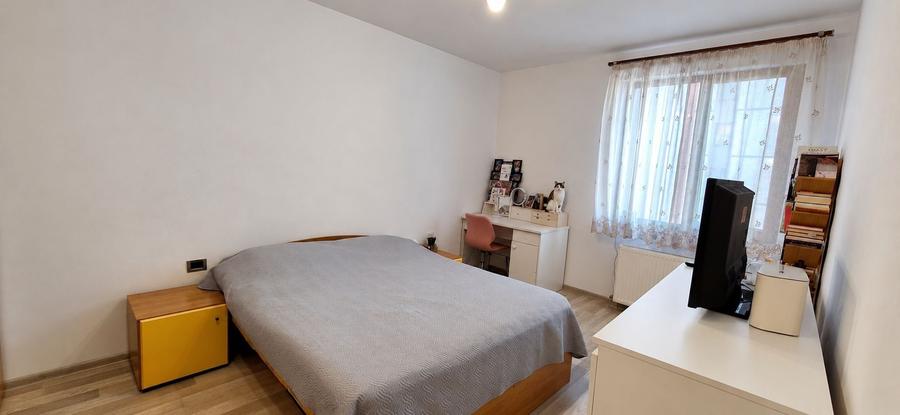 Apartament cu 3 camere semidecomandat în Tractorul