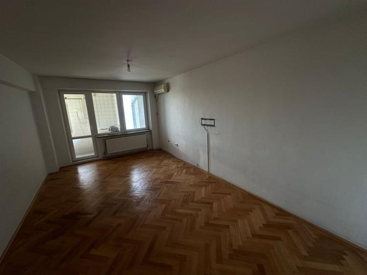 Apartament cu 3 camere decomandat, mobilat în Craiovița Nouă
