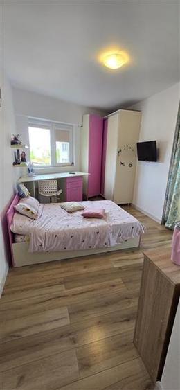 Apartament cu 4 camere decomandat, mobilat în 9 Mai