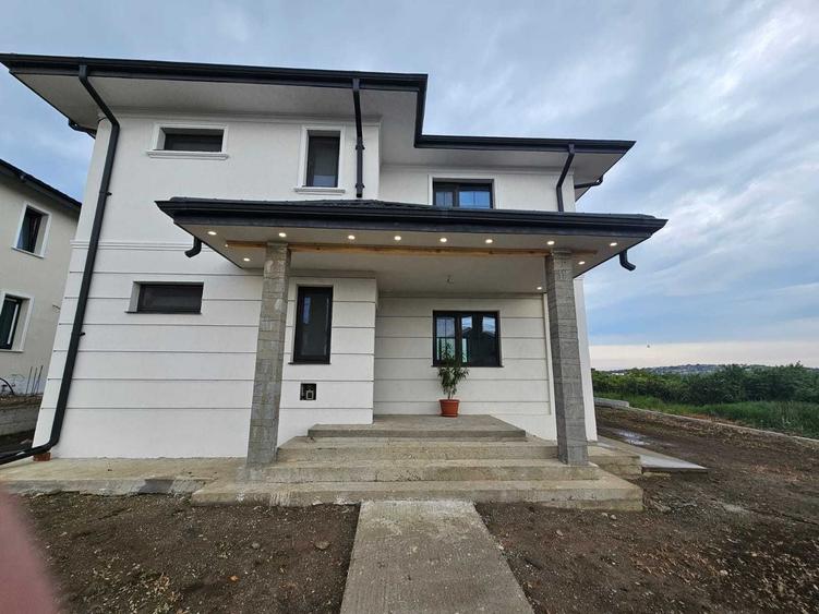 Casă cu 4 camere în Valea Adâncă