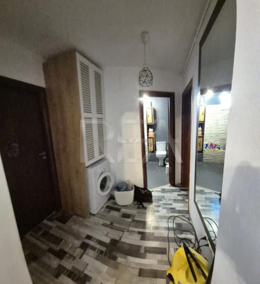 Apartament cu 3 camere semidecomandat în Colentina
