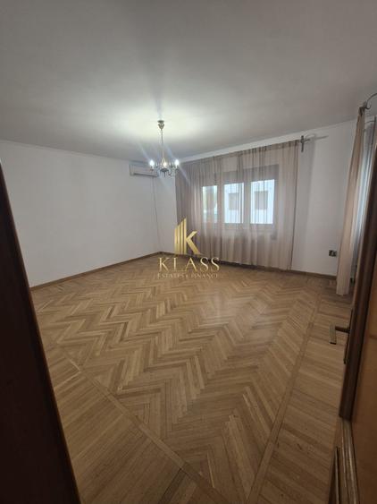 Casă individuală cu 10 camere cu Canalizare în Voluntari