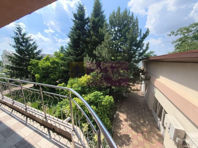 Casă individuală cu 7 camere cu Canalizare în Central