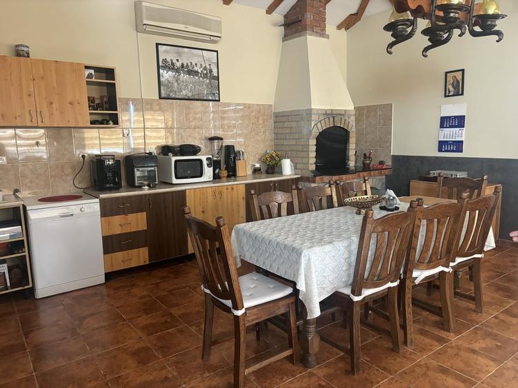 Casă cu 7 camere cu Teren 1000 Mp în Central