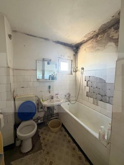 Apartament cu 3 camere semidecomandat în Craiovița Nouă