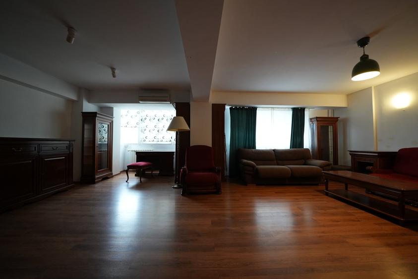 Apartament cu 4 camere decomandat, mobilat în Victoriei