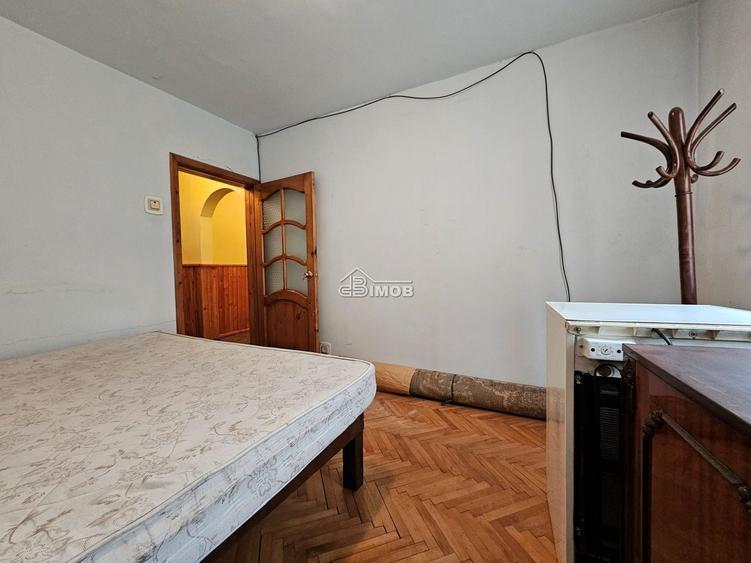 Apartament cu 4 camere decomandat în Micro 3