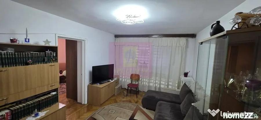 Apartament cu 3 camere decomandat în Piața Centrală