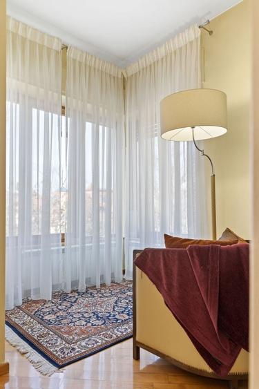 Apartament cu 8 camere semidecomandat, mobilat în Capitale