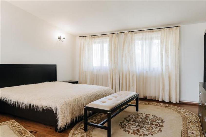 Casă individuală cu 7 camere cu Canalizare în Bran