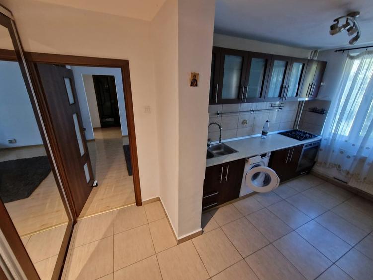Apartament cu 3 camere semidecomandat în Brâncoveanu
