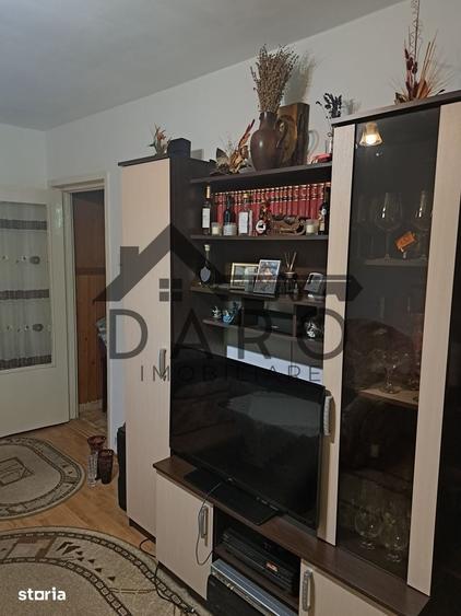 Apartament cu 3 camere semidecomandat în Dâmbu Pietros