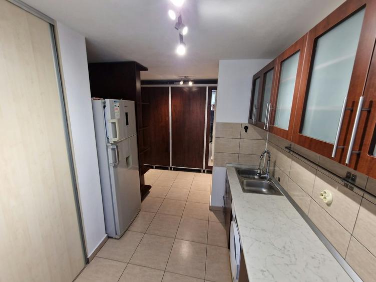 Apartament cu 3 camere semidecomandat în Brâncoveanu