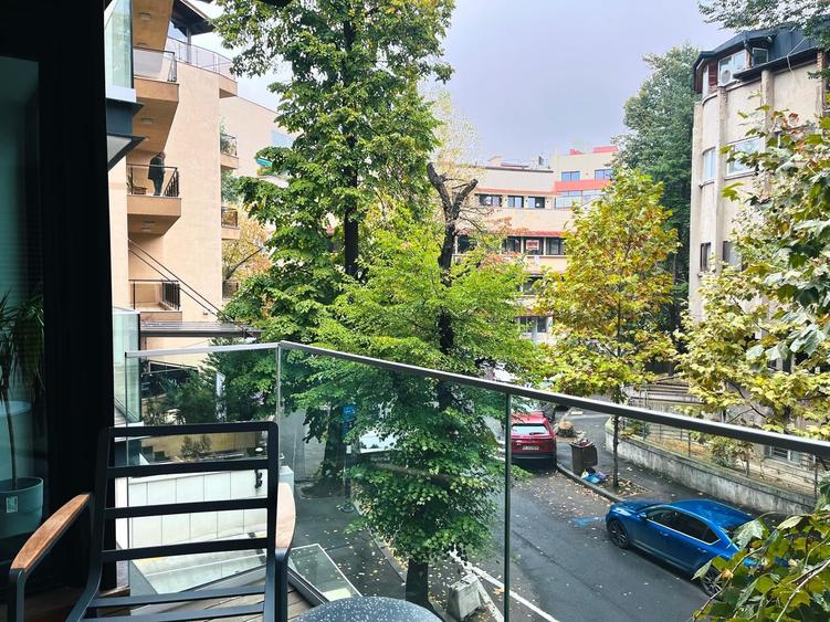 Apartament cu 4 camere în Aviatorilor