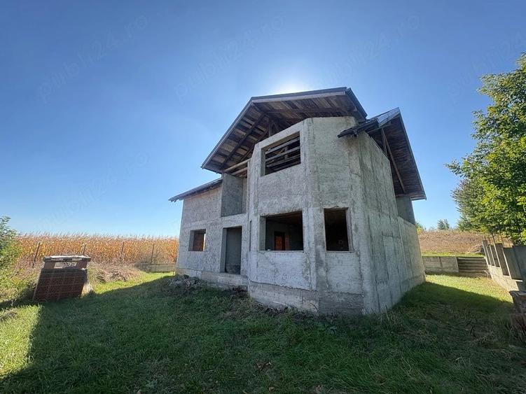 Casă cu Teren 9205 Mp în Căciulești