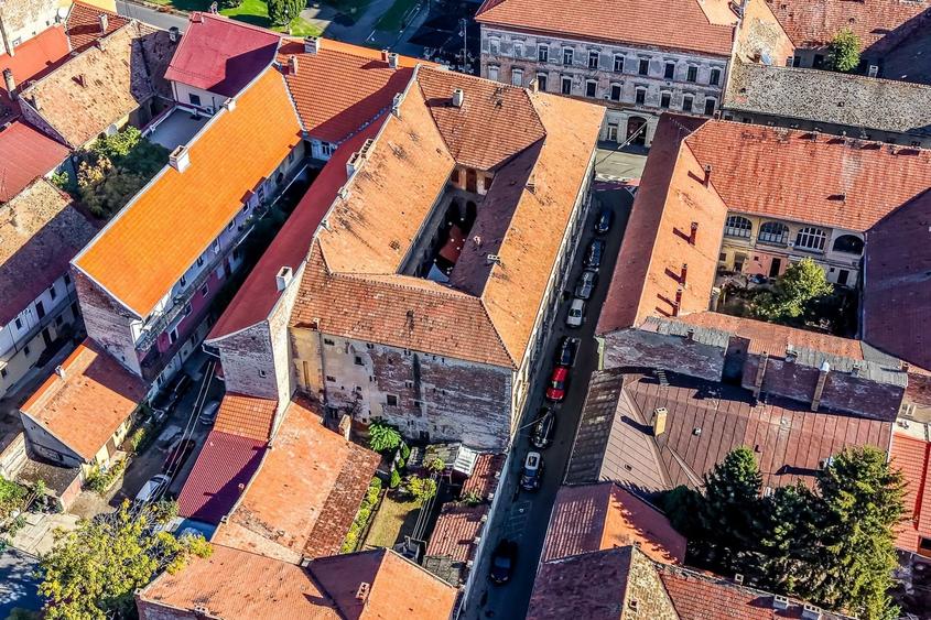 Proprietate specială, de 2,310 mp, în Central