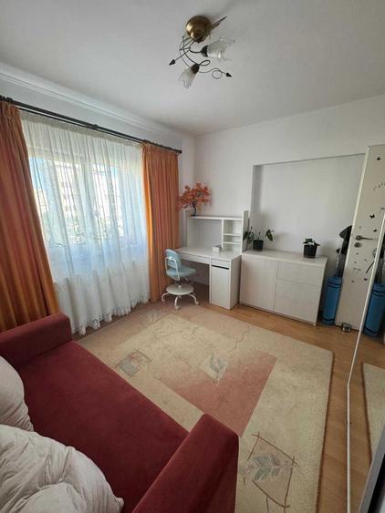 Apartament cu 3 camere semidecomandat în Drumul Taberei