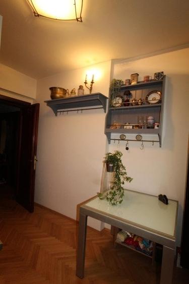Apartament cu 3 camere circular, mobilat în Capitale