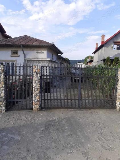 Casă cu 4 camere în Bucșani