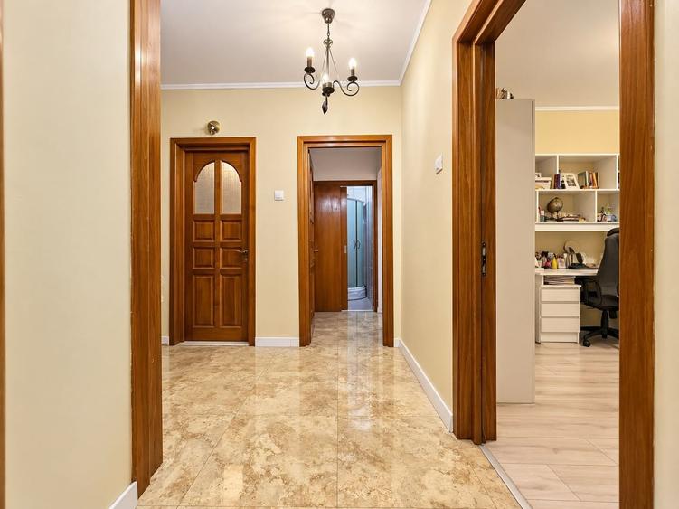 Apartament cu 4 camere decomandat, mobilat în Casa de Cultură