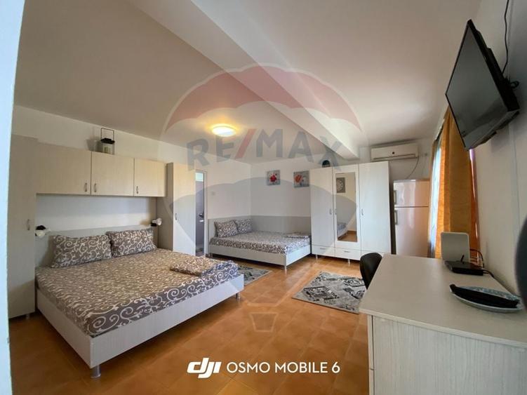Casă individuală cu 9 camere cu Teren 480 Mp în Sud