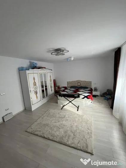 Casă cu 7 camere cu Teren 423 Mp în Bereasca