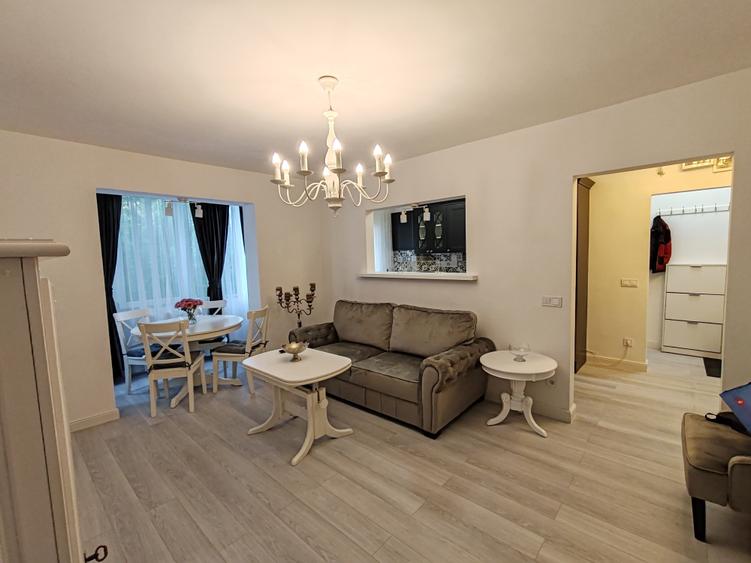 Apartament cu 3 camere semidecomandat, mobilat în Centrul Civic