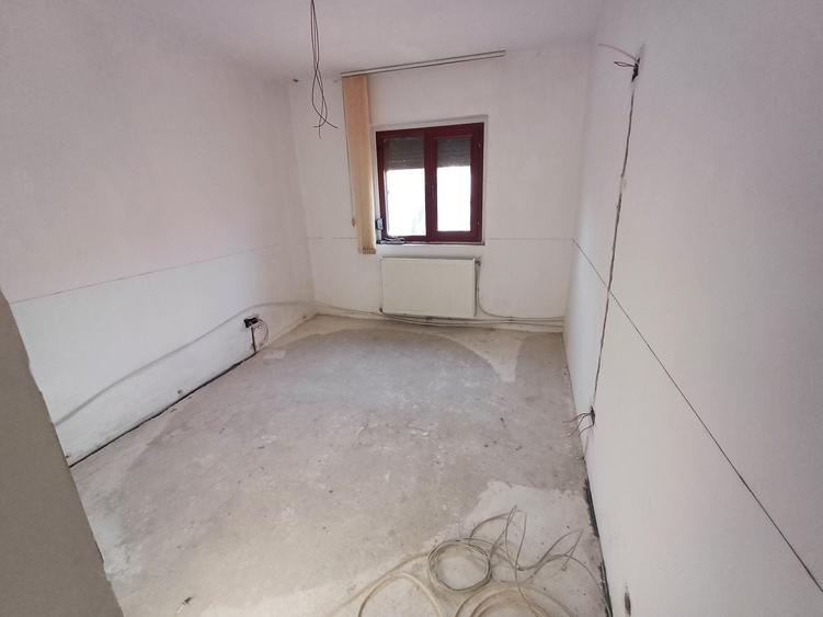 Apartament cu 4 camere decomandat în Mircea-Vodă