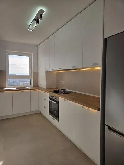 Apartament cu 3 camere, mobilat în Tractorul