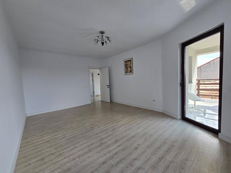 Casă individuală cu 6 camere cu Canalizare în Central
