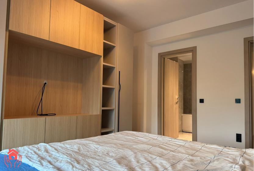 Apartament cu 3 camere semidecomandat, mobilat în P-ța Alba Iulia