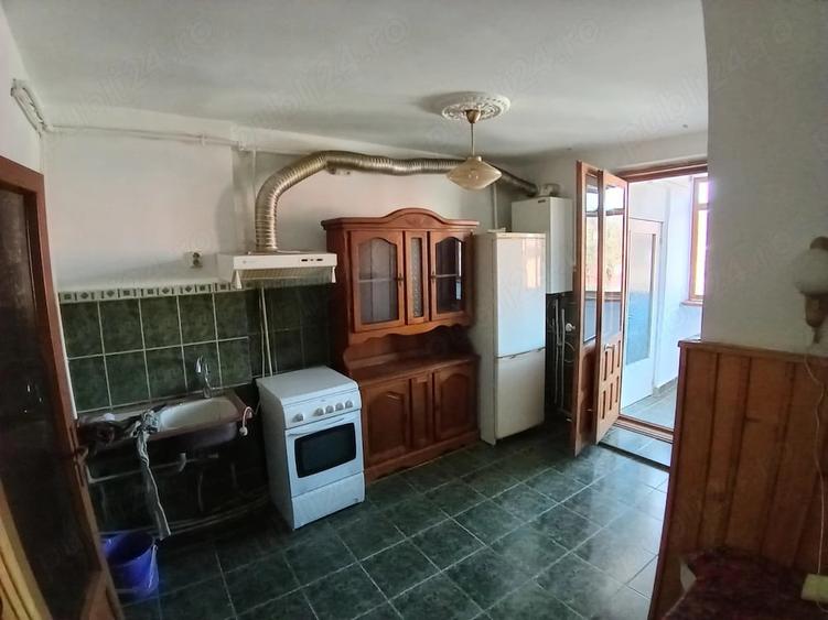 Apartament cu 4 camere semidecomandat în Petros