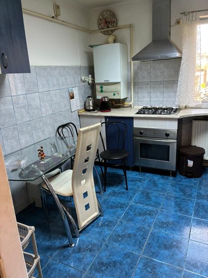 Apartament cu 3 camere semidecomandat, mobilat în Podu Roș
