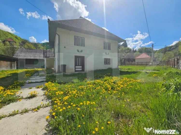 Casă cu 3 camere cu Teren 2800 Mp în Întregalde