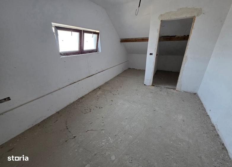 Casă cu 4 camere cu Teren 1836 Mp în Dudeștii Noi