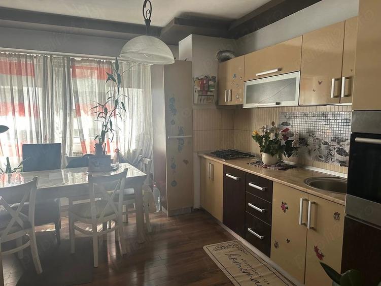 Apartament cu 4 camere decomandat în Central
