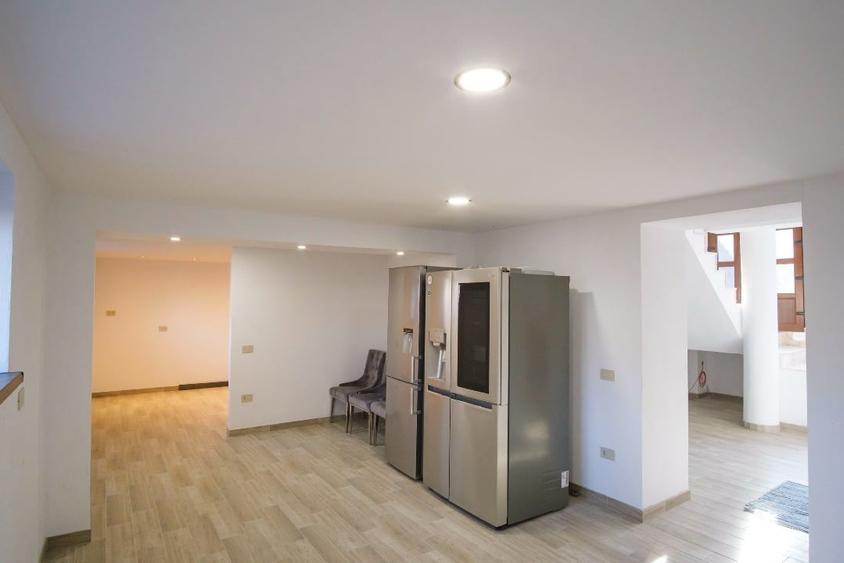 Casă individuală cu 5 camere cu Garaj în Bradu