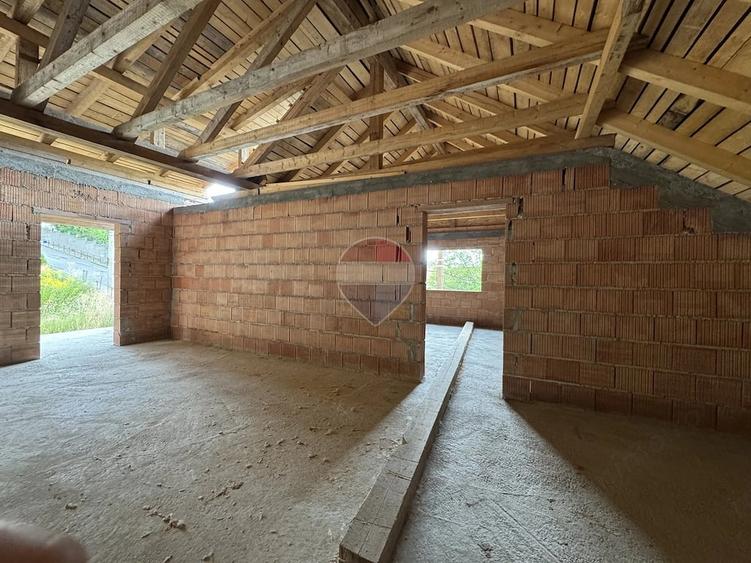 Casă cu 6 camere cu Teren 599 Mp în Vitrometan
