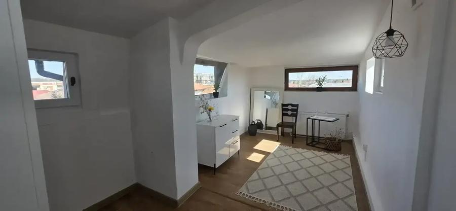 Apartament cu 4 camere decomandat, mobilat în Iancu Nicolae