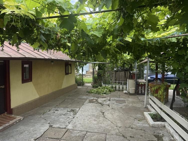 Casă cu 4 camere în Urleasca