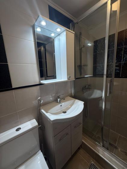 Apartament cu 3 camere semidecomandat, mobilat în Teiul Doamnei